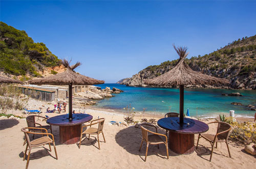 Rustig strand op Ibiza Cala d'en Serra